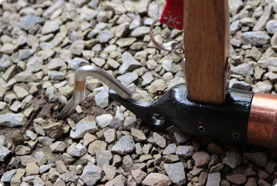 ペグハンマーの先が細くなっているものは、ペグに差し込んでテコのように動かします。