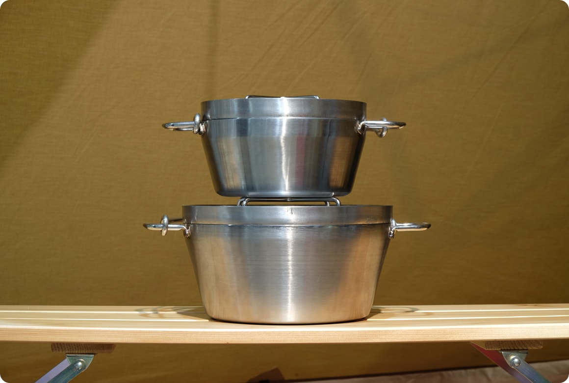 脚なしのダッチオーブンの中には、フタが十字になっていて重ねられるものもあります