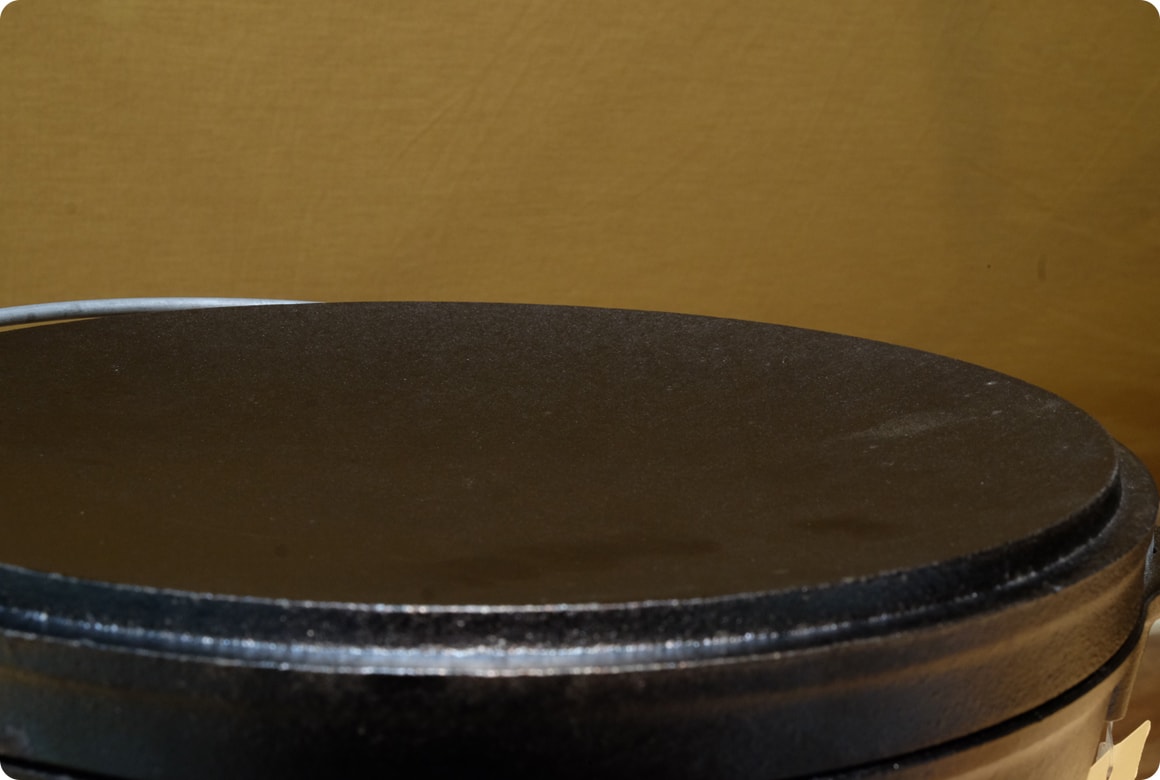 ダッチオーブンのフタをひっくり返してみて、軽く弧を描いているものであれば、フタを鉄板がわりに使えます