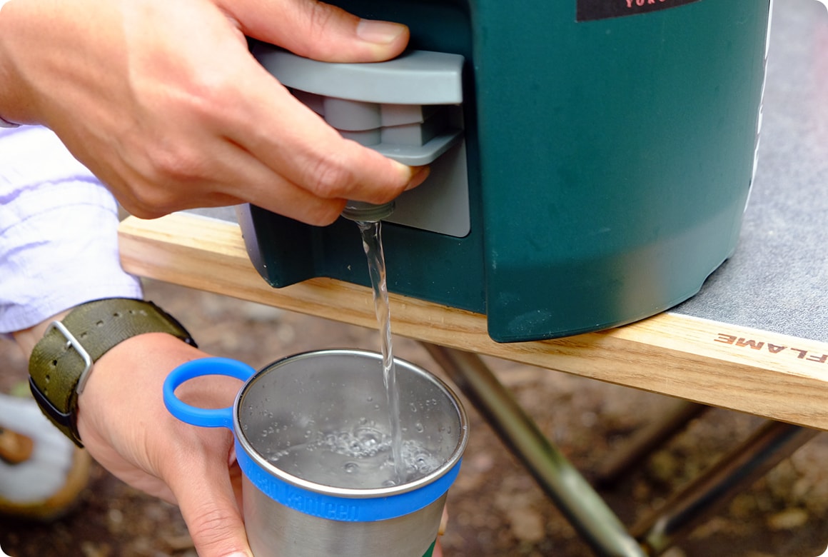 カットしたフルーツや野菜を入れてデトックスウォーターを楽しむ