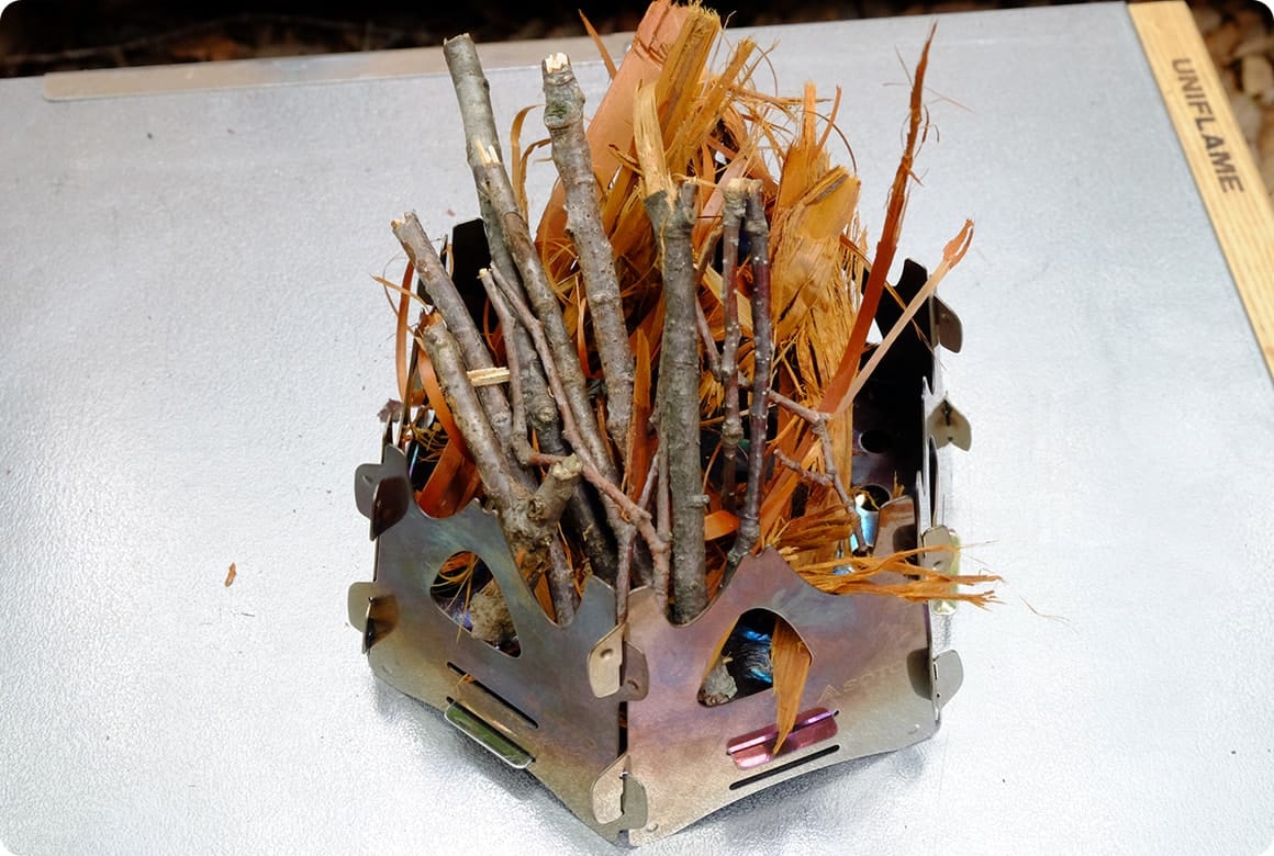 樹皮と小枝を縦に並べるように、焚き火台に突っ込みます