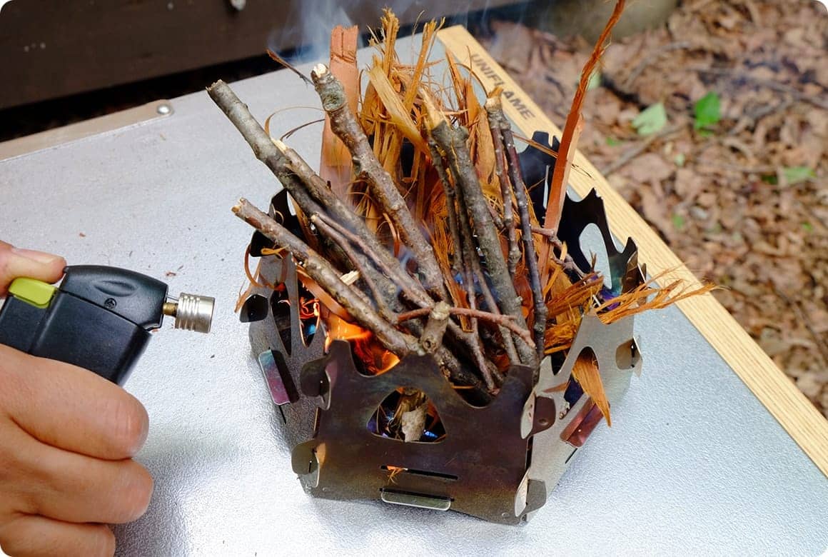 着火剤を置いて、ライターやマッチで着火