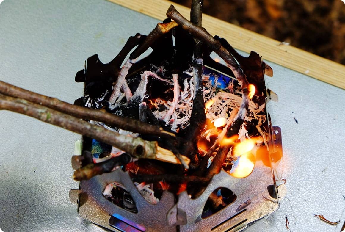 火がついたら様子を見つつ、小枝を追加