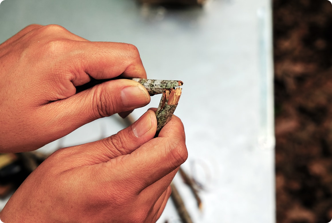 長い薪は燃えている途中で折れて、焚き火台からはみ出すことが