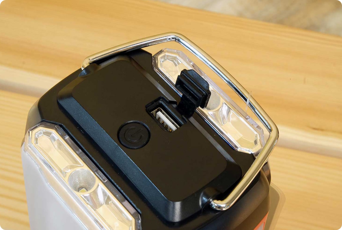 出力用のUSBポートを搭載