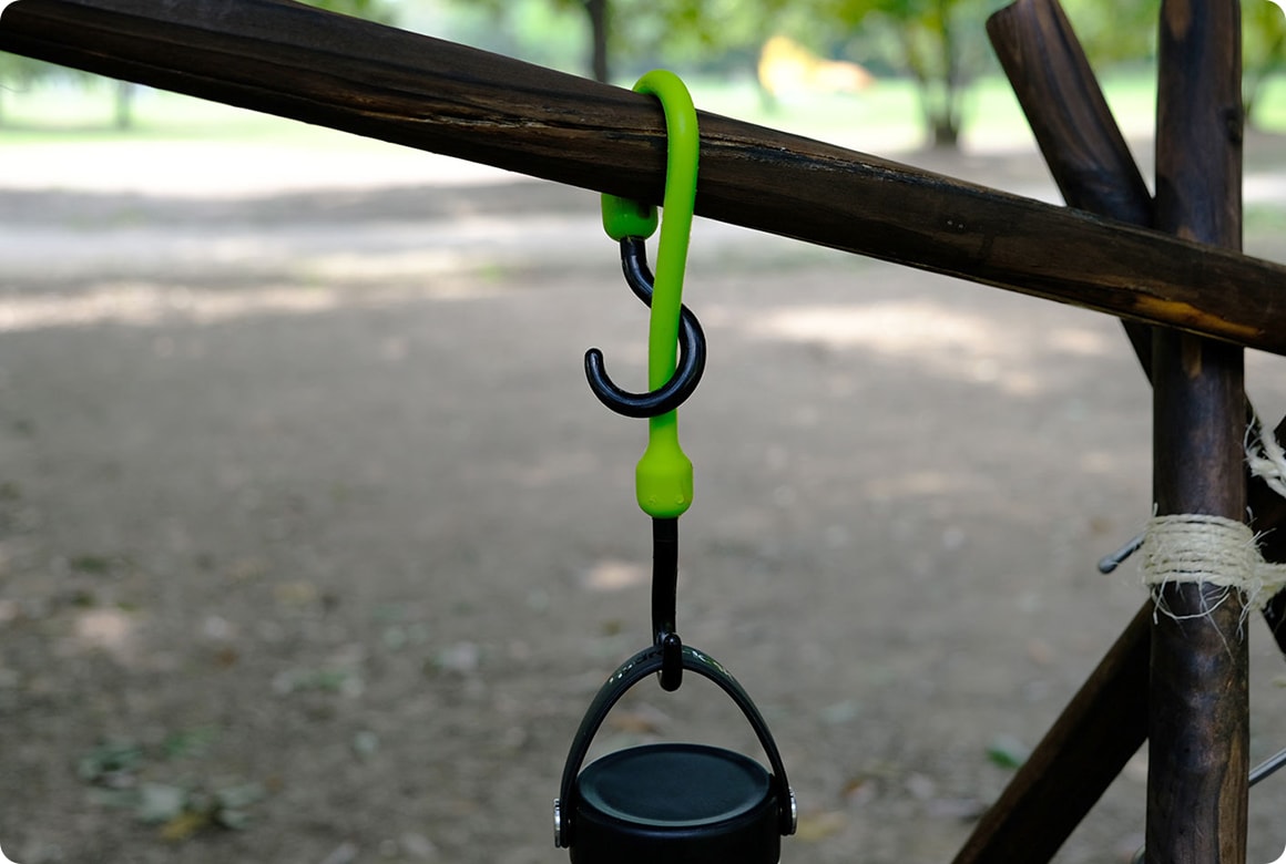 道具をまとめるフック付きのヒモ、自転車やバイクの荷台に固定するショックコード