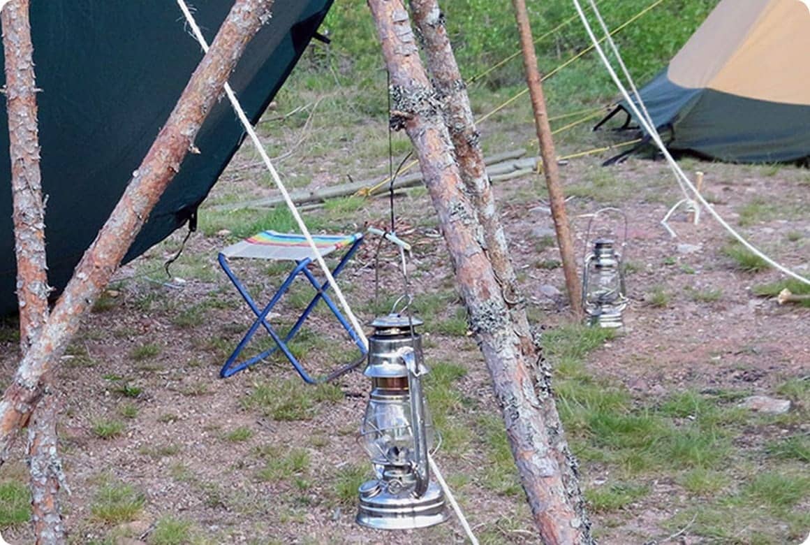 小枝とヒモを使って即席フック