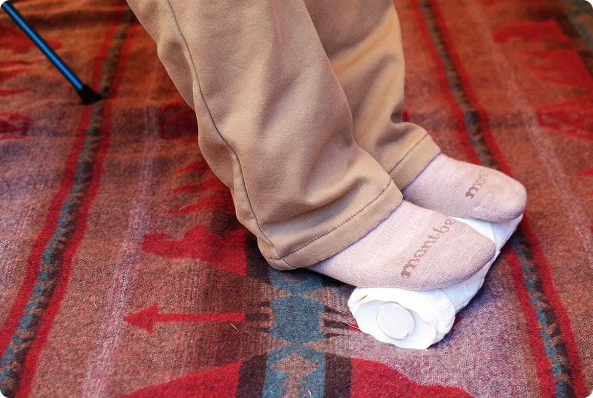 小さめの湯たんぽの上に足を乗せます