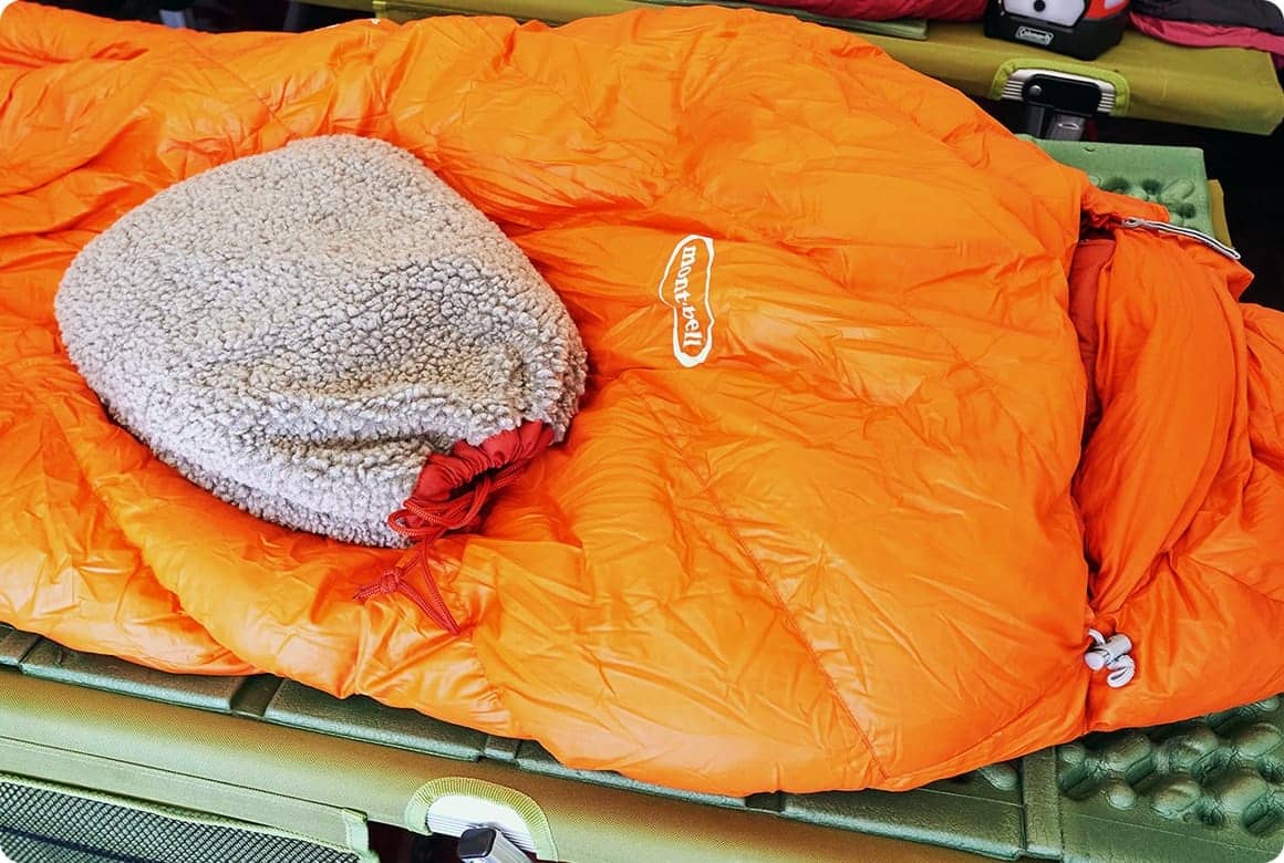 寝袋に潜り込む前に湯たんぽを足先やおなかのあたりに入れておきます