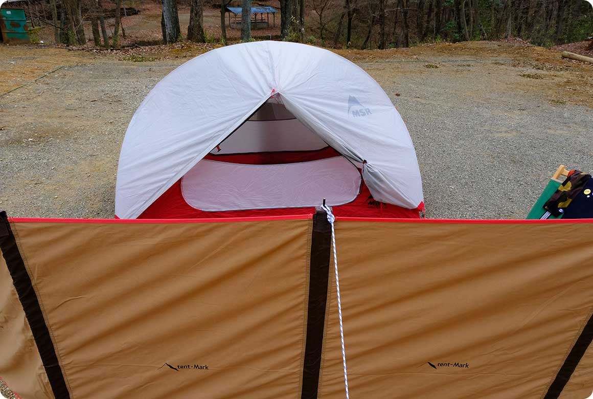 テントに直接風が当たらない