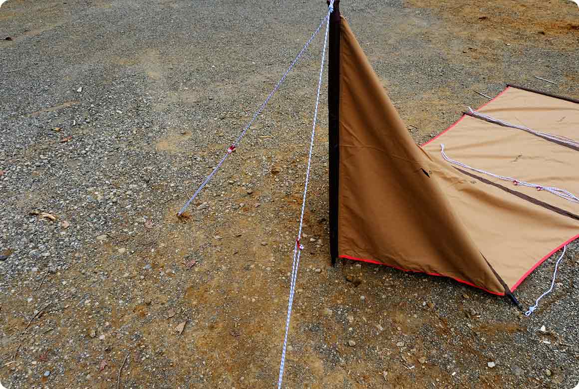 幕を立て、張り綱をかけます