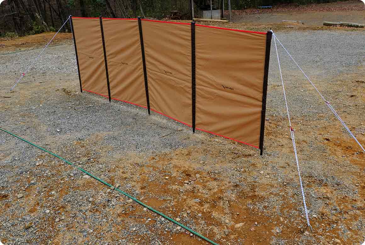 反対側も同様に幕を立てます