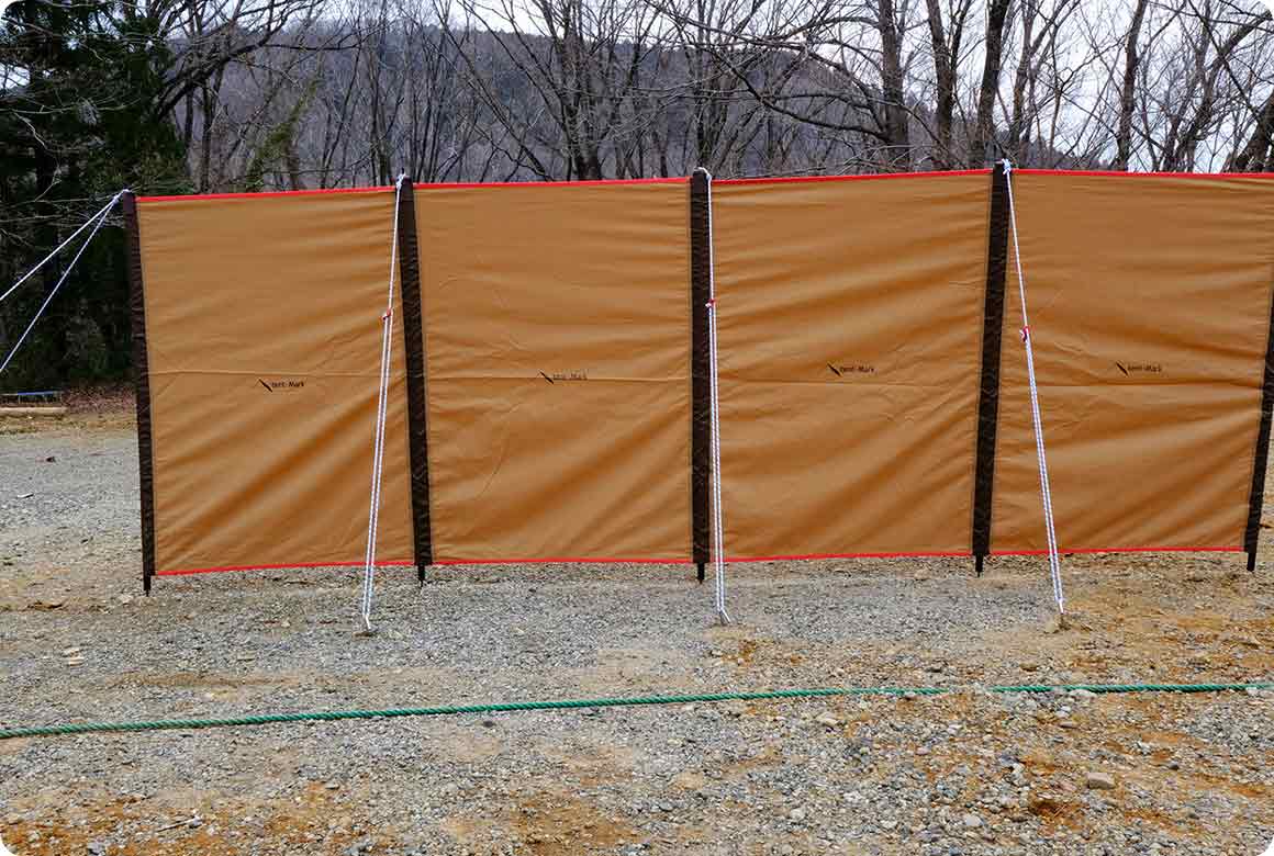 間のポールに張り綱をかけてペグで固定します