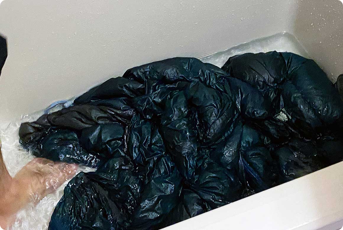 バスタブの栓を抜き、ぬるま湯を流します