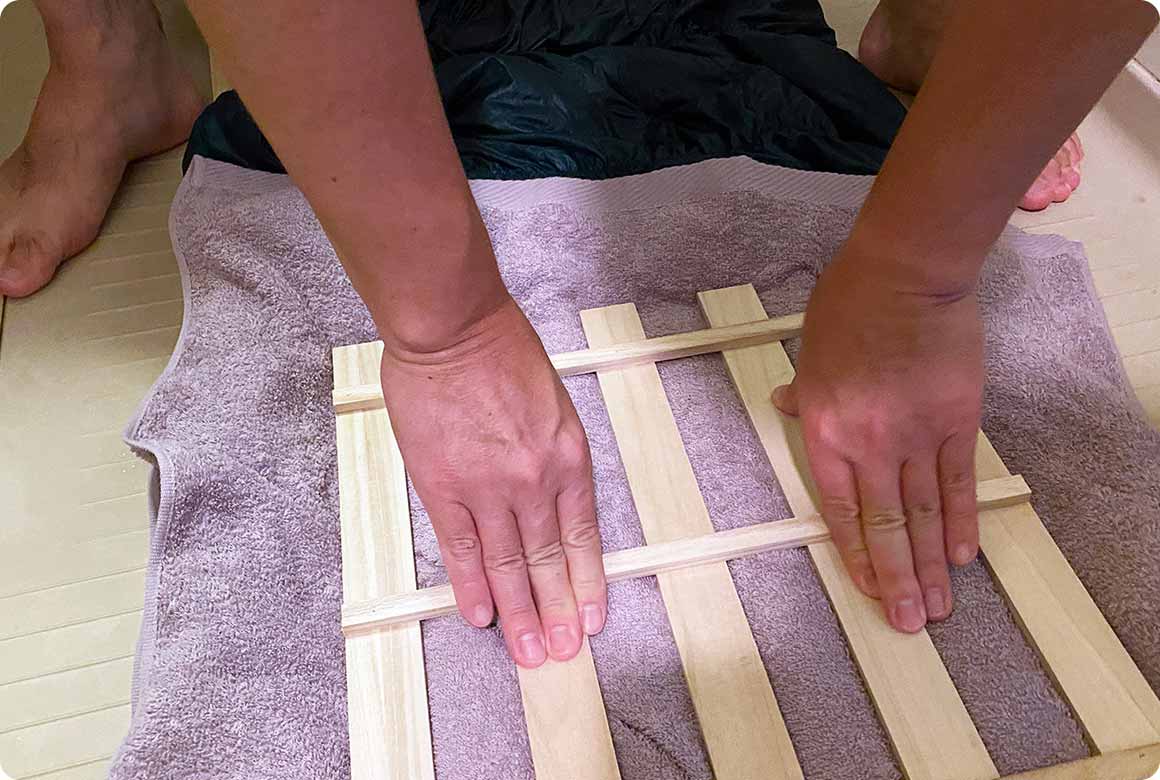 上からもすのこで押せば、一度に広範囲をやさしく押して脱水できます