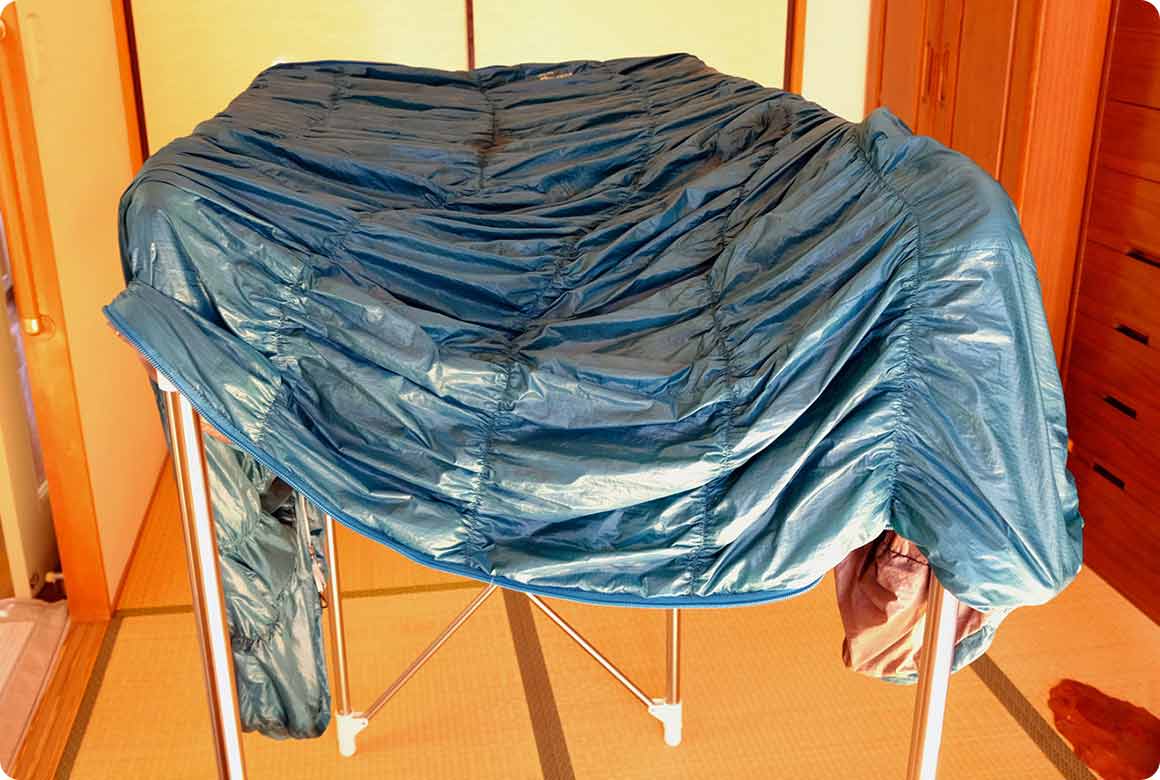 ファスナーを全開にして広げ、なるべく平らにして干します