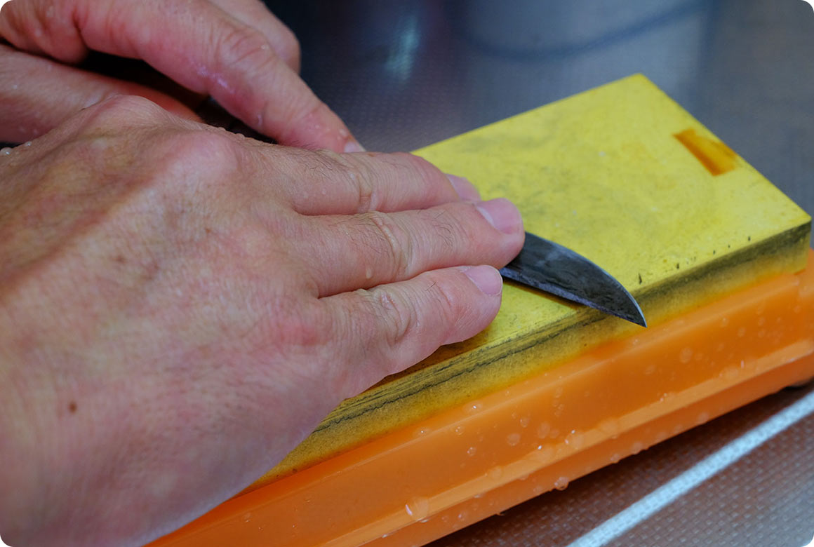 砥石を固定できる台の上に