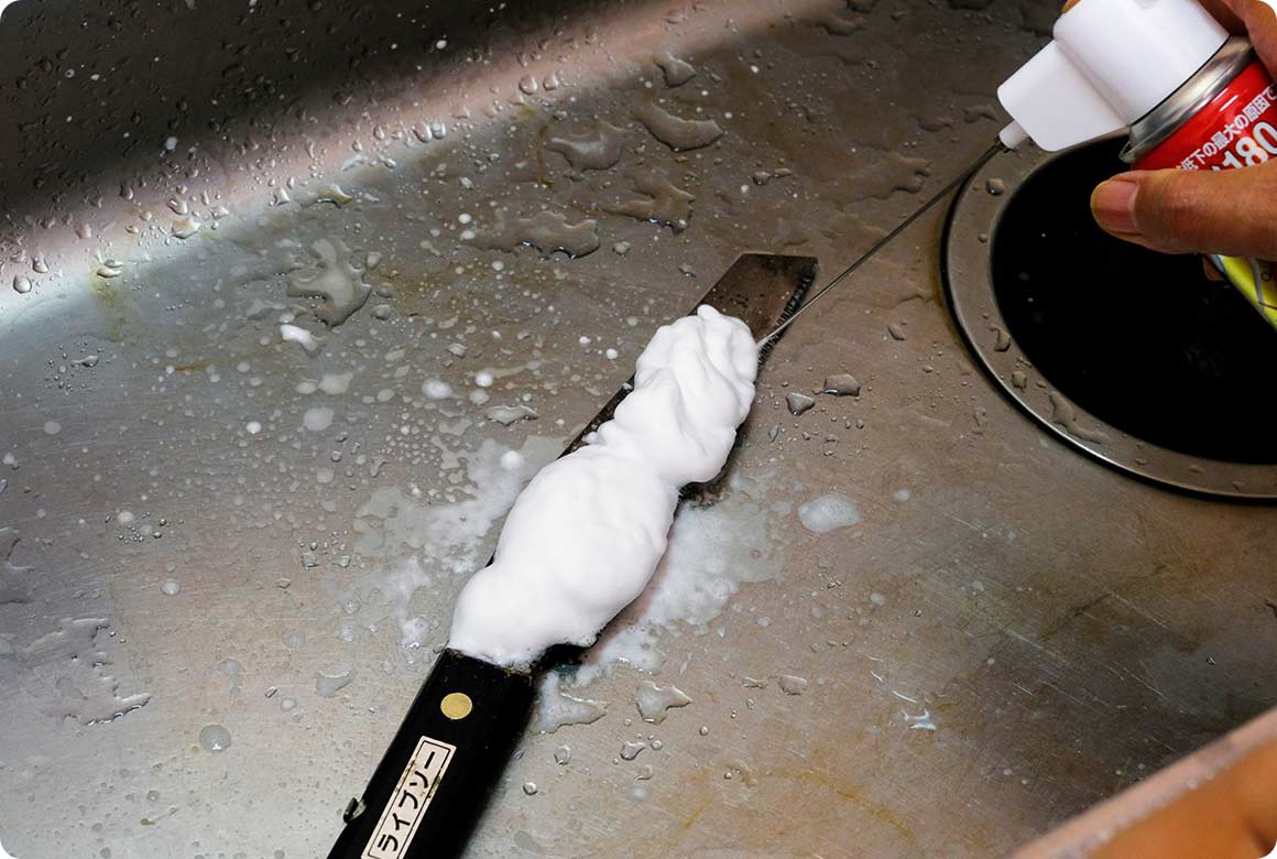 クリーナーをのこぎり全体に吹きつけます