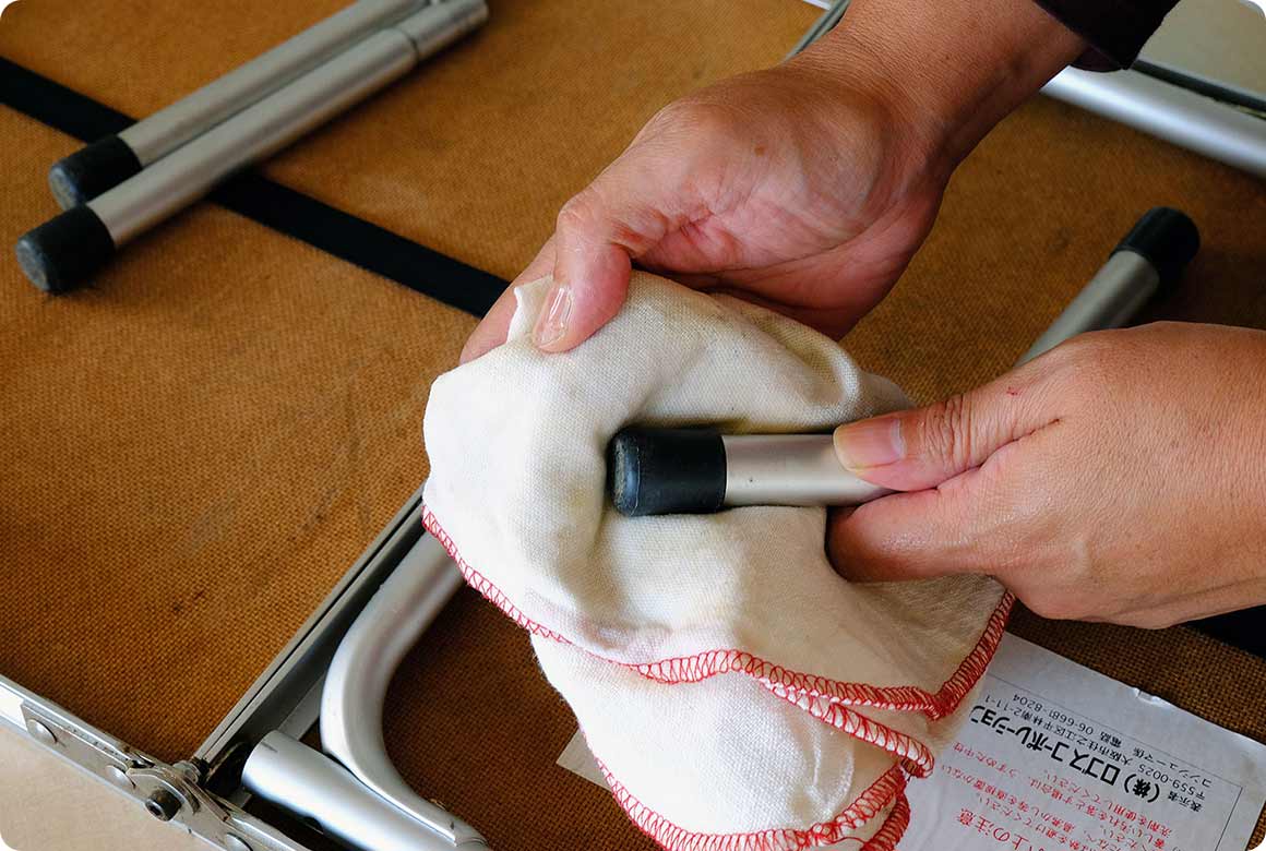 地面に触れる部分は水に浸けてから、固く絞った布で汚れを拭き取って乾燥