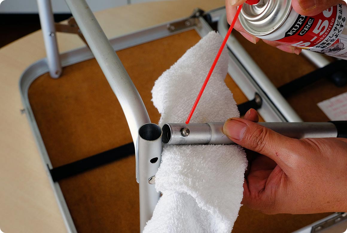 潤滑剤を吹きつけます