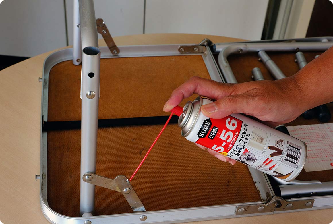 ヒンジなど可動部も忘れず潤滑剤を少量