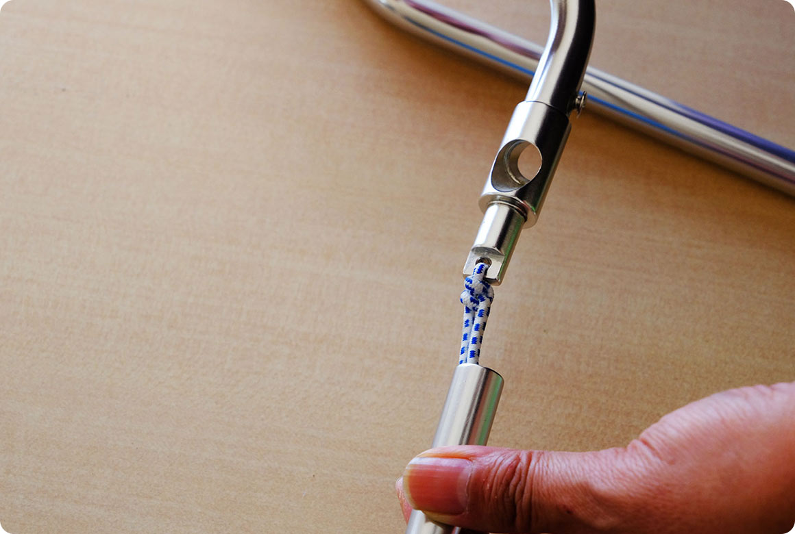 コードでつながっていて小さくたためるファニチャー