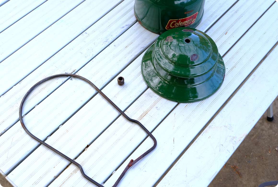 ボールナットをゆるめ、ベンチレーター（傘の部分）を取り外します