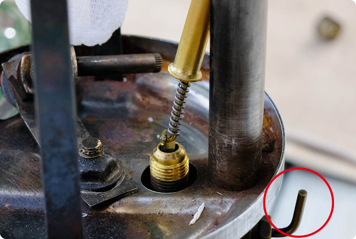 写真右のツマミを上向き（現行モデルは燃料バルブをオフ）にしてジェネレーターを持ち上げる