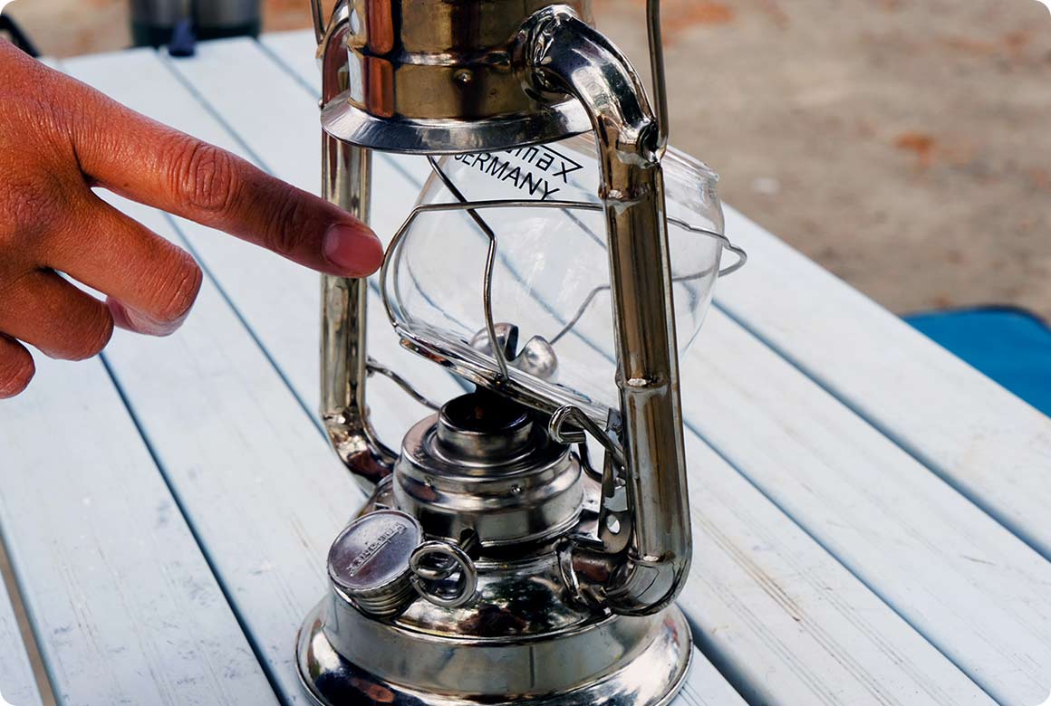 グローブを斜めに倒して取り外します