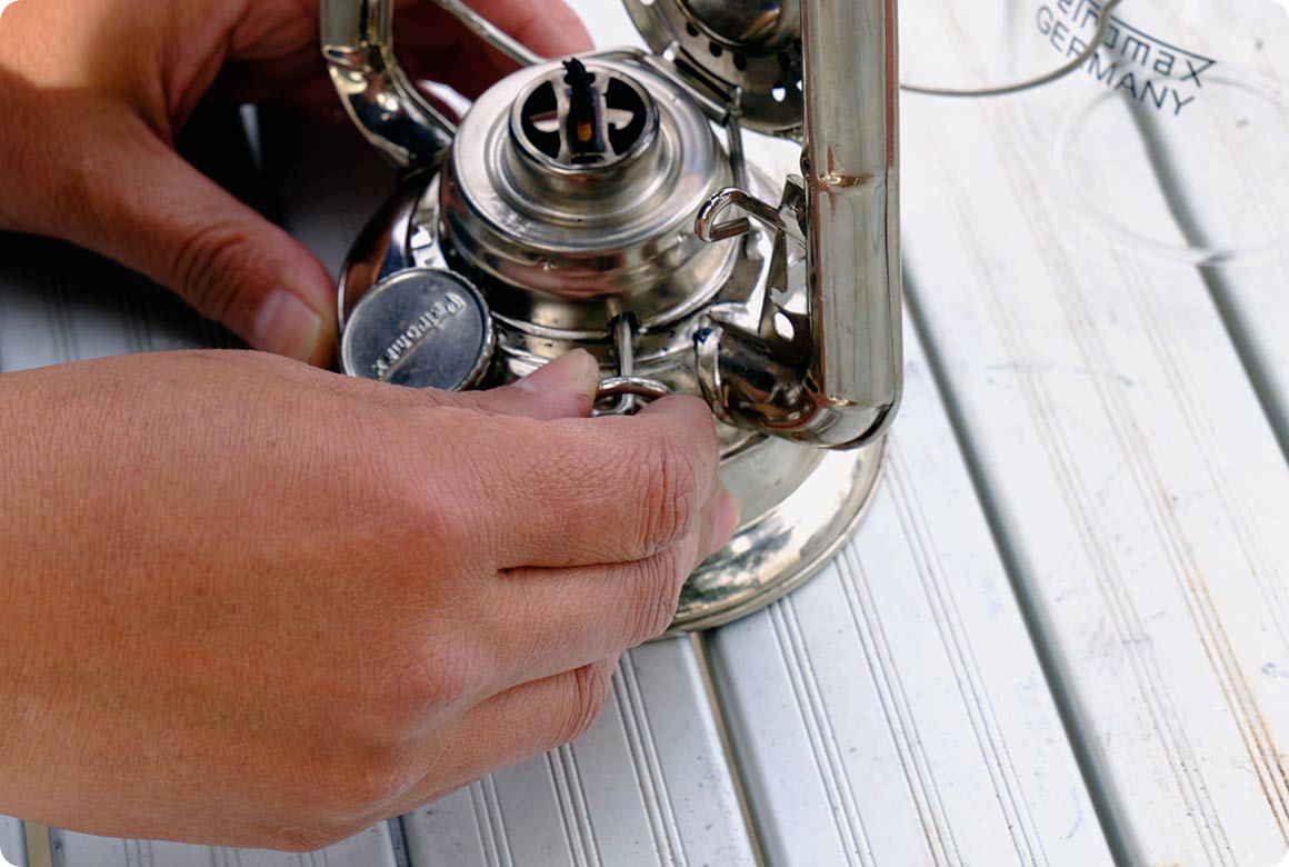 芯を取り付けているパーツは、タンクの爪に引っ掛けているだけ