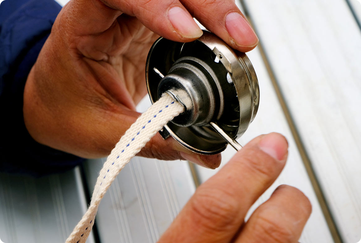 ツマミを回して古い芯を取り除き、新しい芯を差し込みます