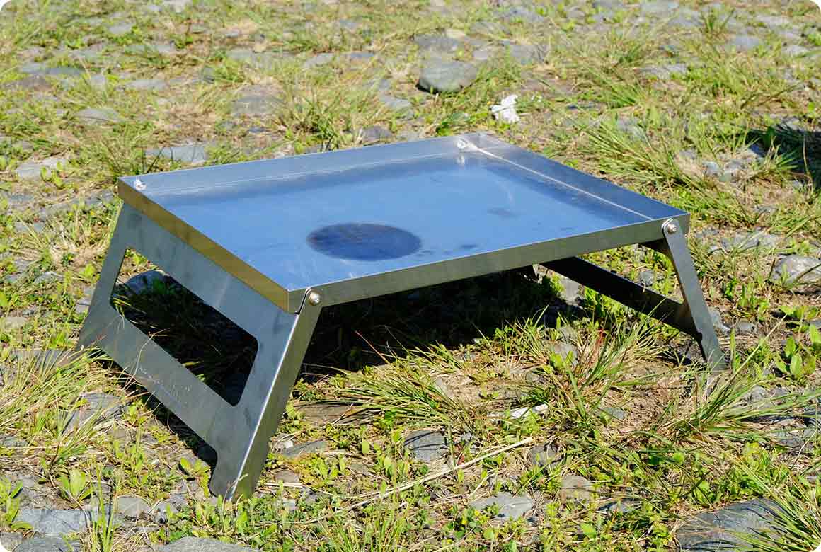 焚き火台が小型なら「金属製のスタンド」がおすすめ！