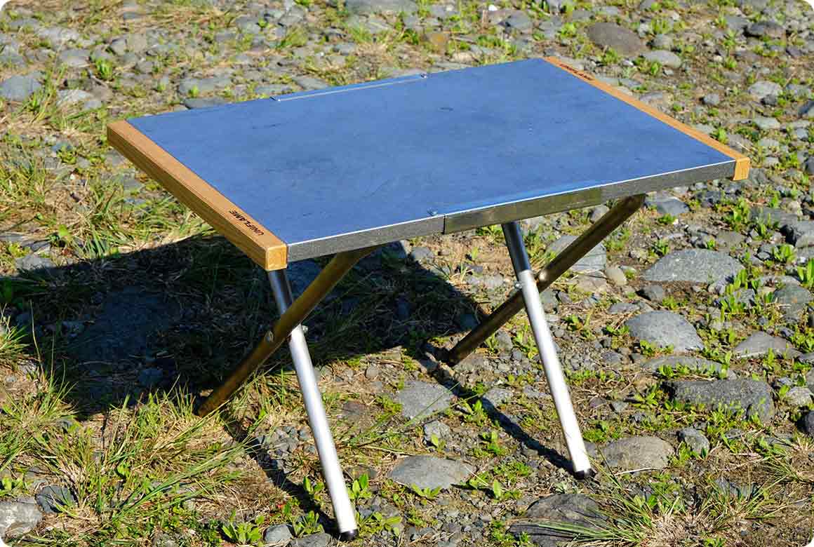 手のひらサイズの小型焚き火台