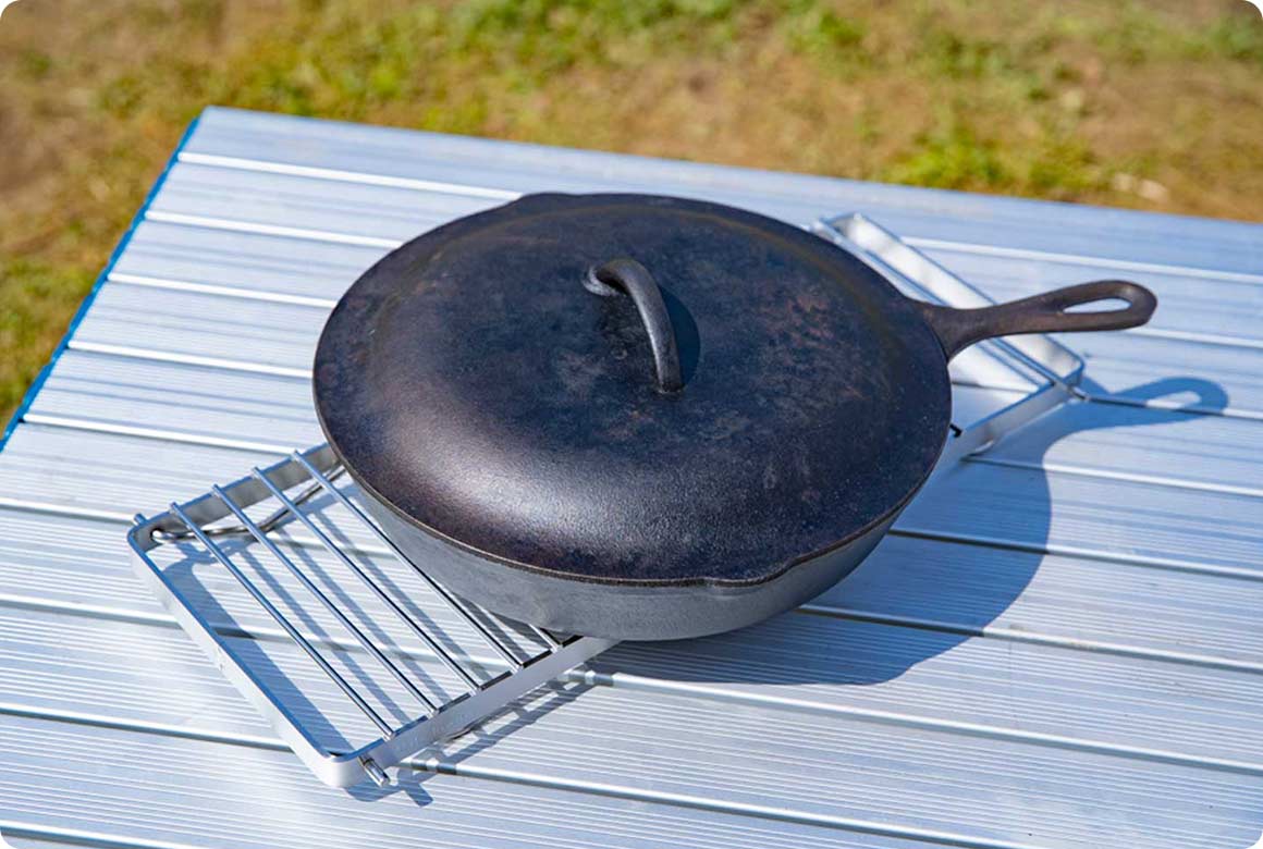 脚を折りたたむことで鍋敷きとして使えます