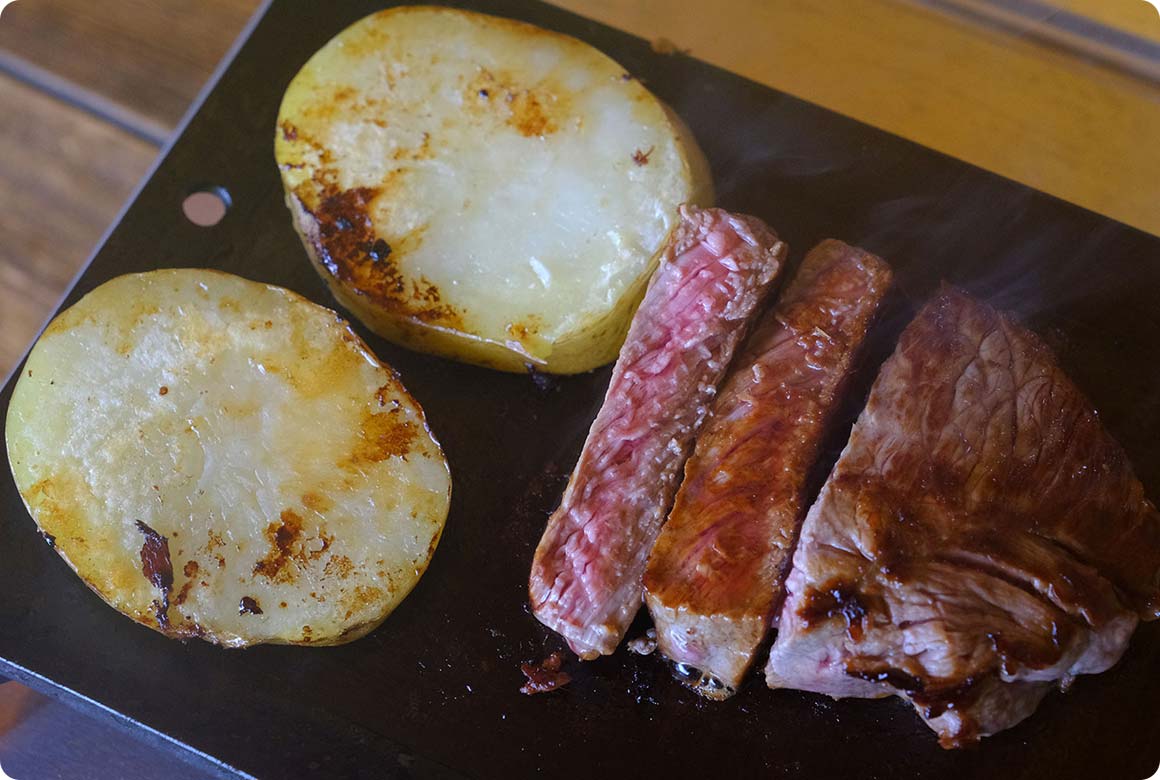 ごく弱火でジワジワ加熱するだけで、レアなステーキが完成