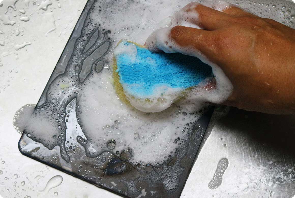 2. 洗剤で洗い流す