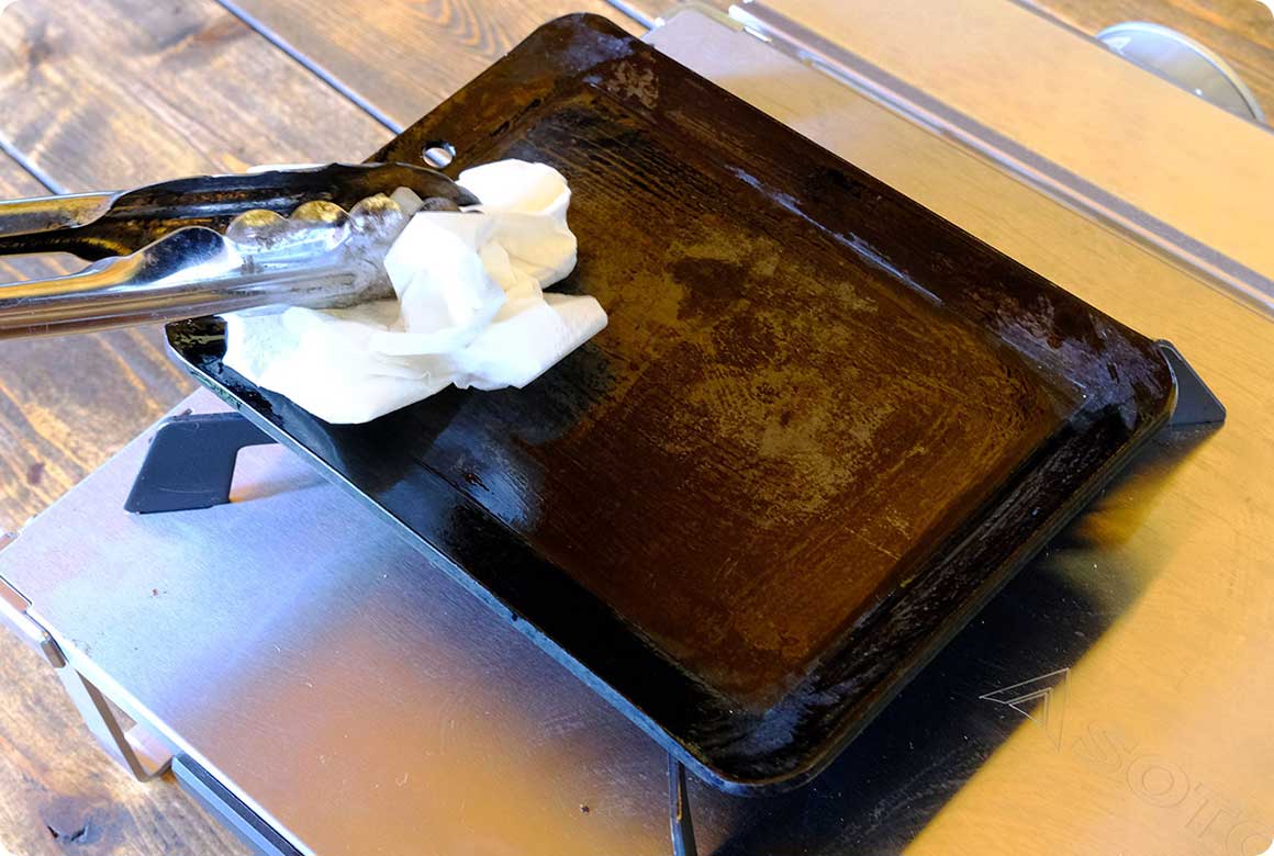 火にかけて水分をしっかり飛ばし、鉄板があたたかいうちに食用油を薄く塗る