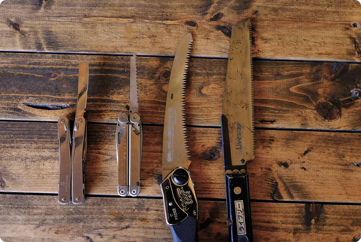 キャンプに便利なノコギリは、ケース不要でコンパクトに持ち運べる折込ノコギリ