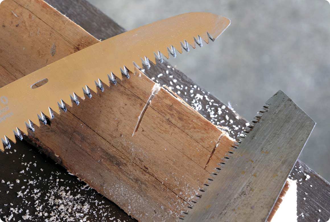 粗目のカーブソー（写真左）と細目でストレートのノコギリ（写真右）