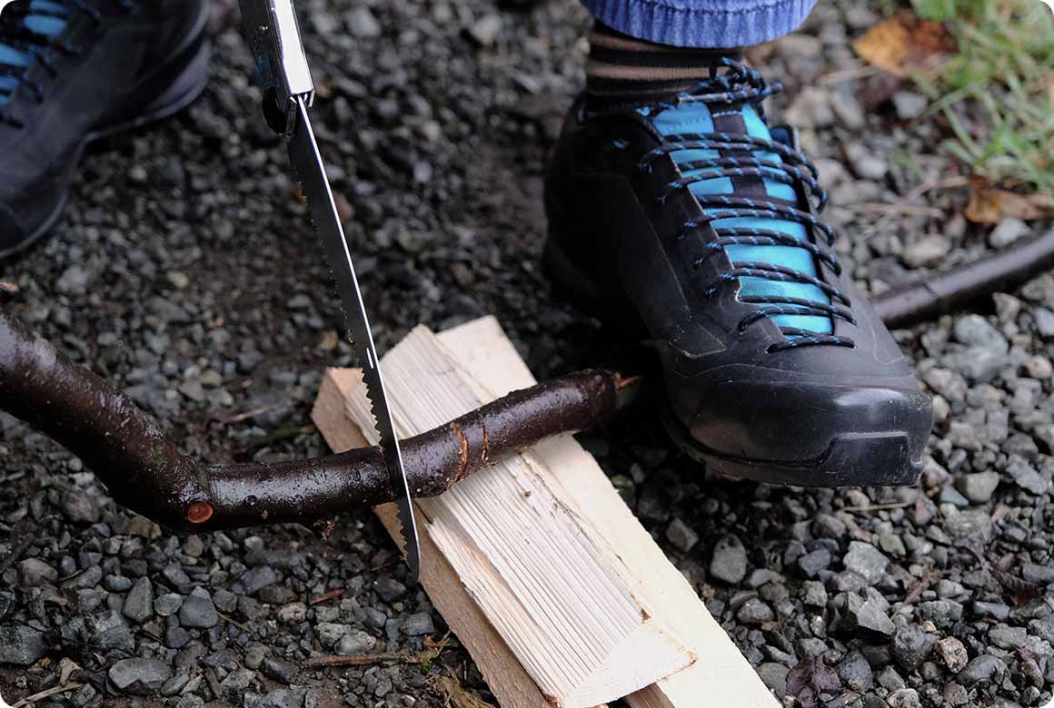 枕木に切断したい薪や枝を載せ、足または手でしっかり固定します