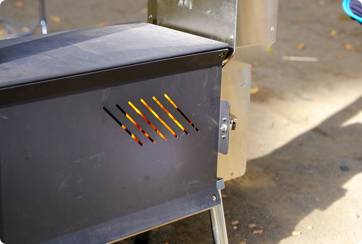 ペレットストーブは煙が少なく、においもありません。