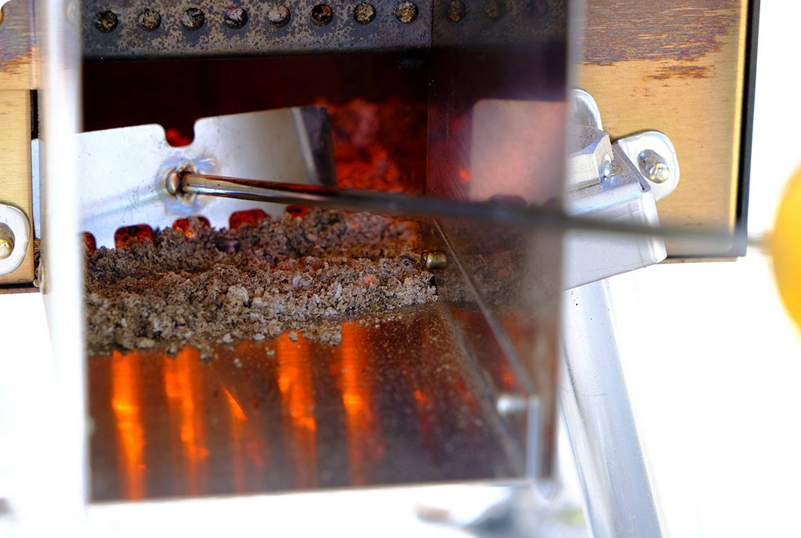 時々灰をかき出しましょう