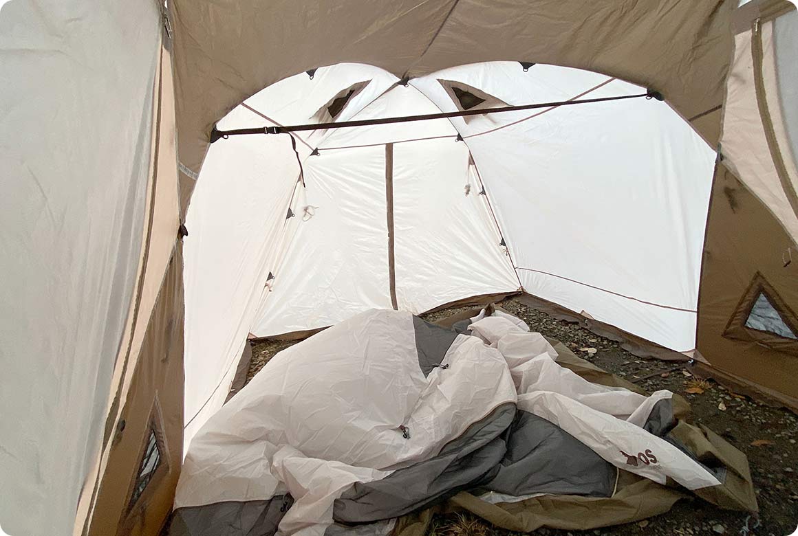 テントが吊り下げ式であれば、雨や雪の日は寝室（インナーテント）を先にたたむことができます