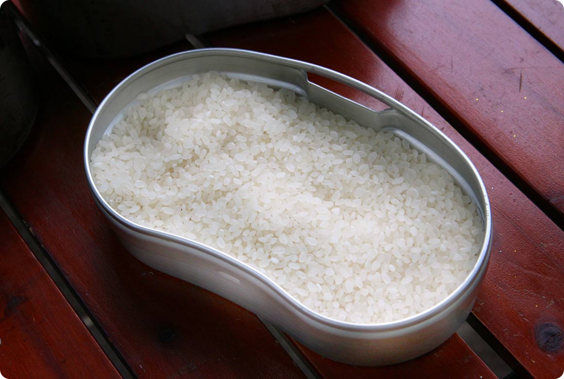 1. ナカゴに米を入れ、本体の準備をする