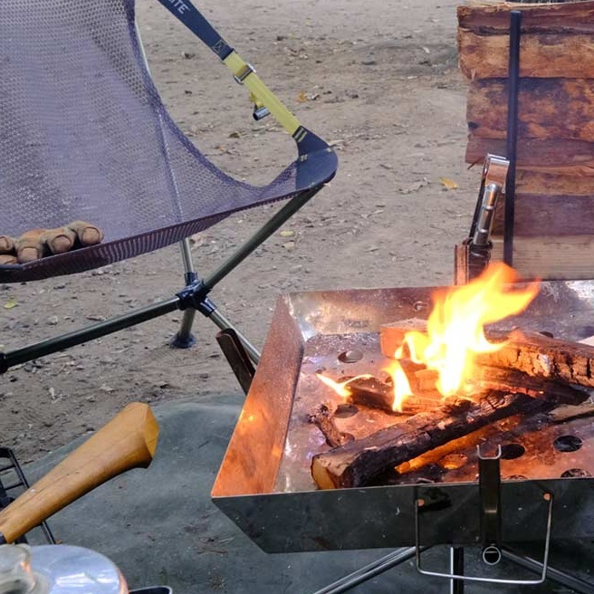 キャンプに「焚き火陣幕」は必要？<br>効果や上手な活用法を解説