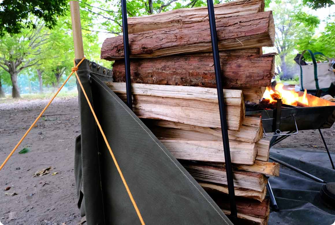 薪で壁を作り風を防ぐ方法