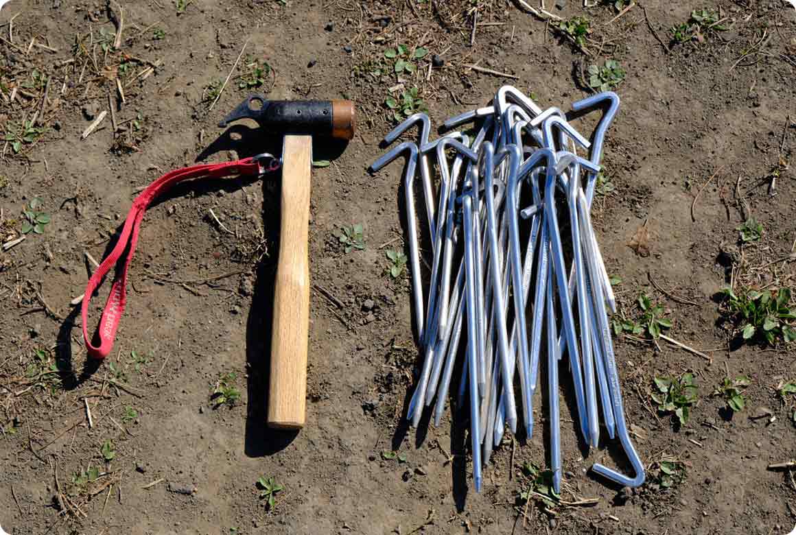 強固なペグとハンマー