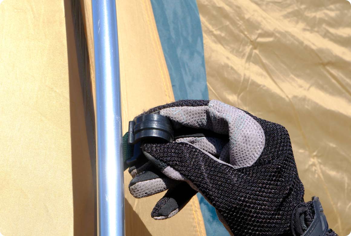 フレームをスリーブに通し、フレームの端を鳩目やクリップに挿します