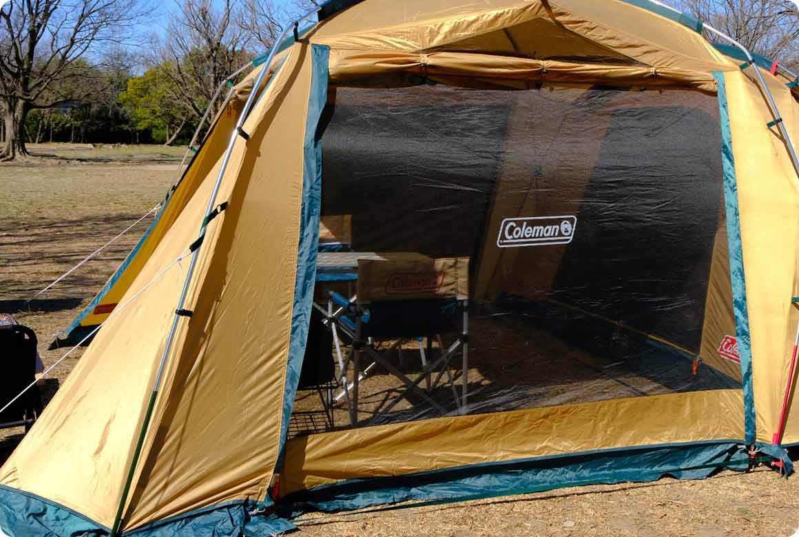 土埃が気になるときは、風下だけメッシュパネルに