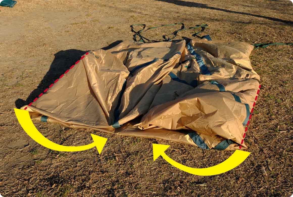 フライシートは半分にたたんでから、両側の三角部分を折りたたんで長方形を作ります